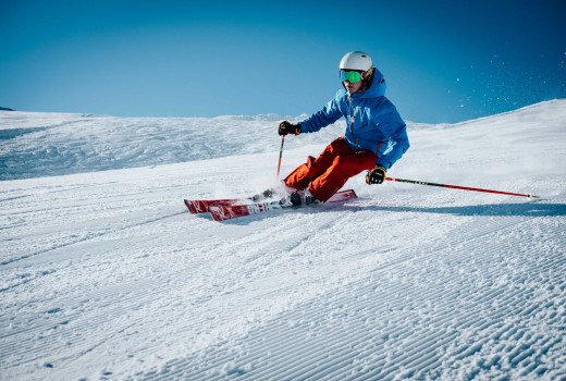 Noutăți 2025: ghid rapid pentru alegerea echipamentului de ski și snowboard