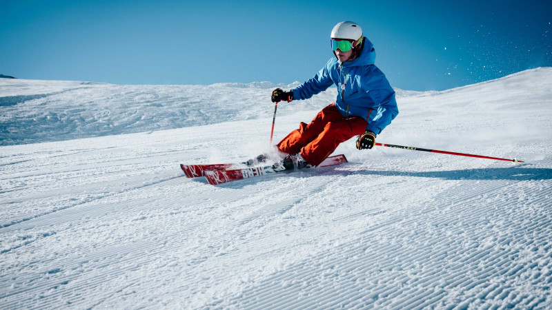 Noutăți 2025: ghid rapid pentru alegerea echipamentului de ski și snowboard